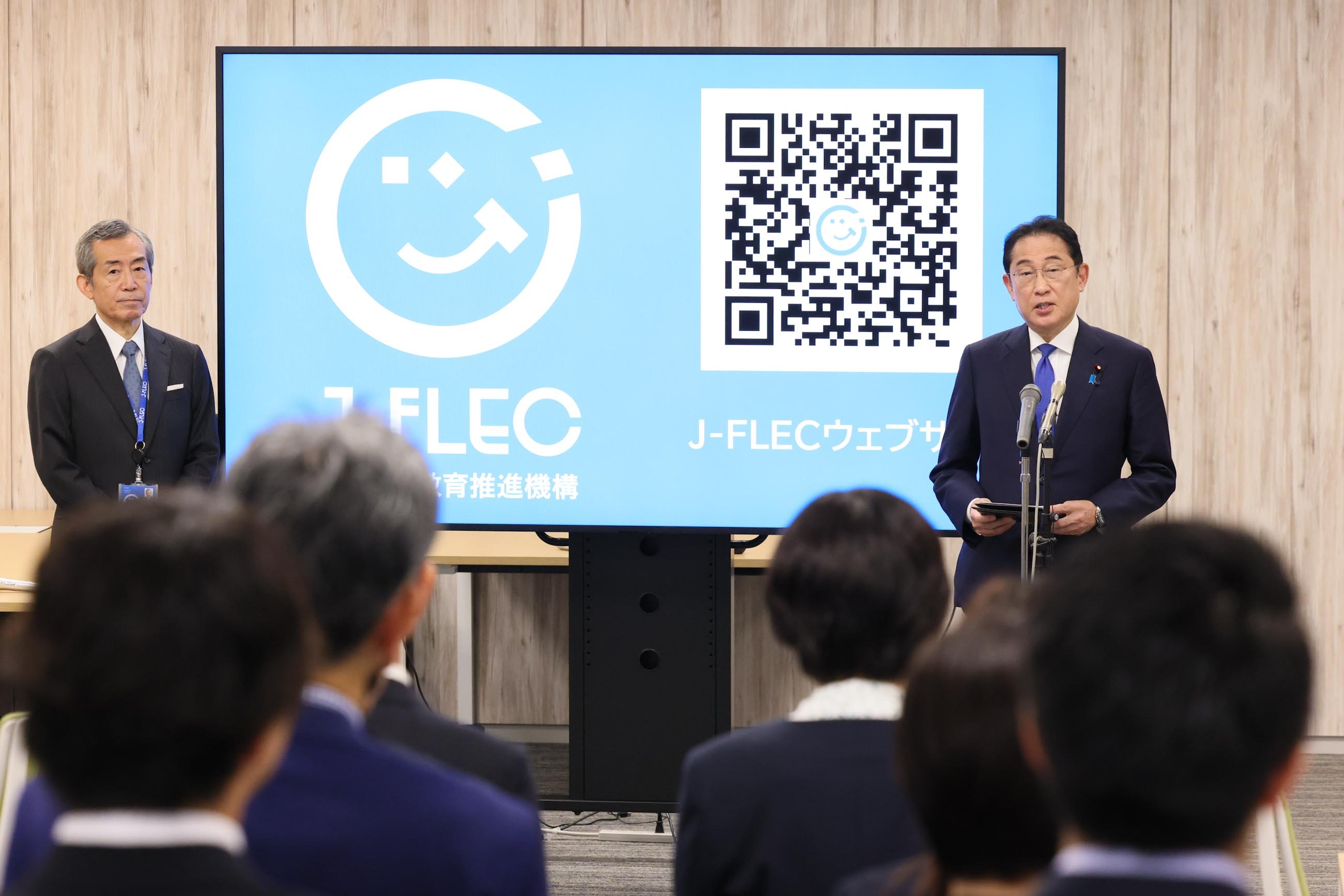 J-FLEC職員への訓示を行う岸田総理