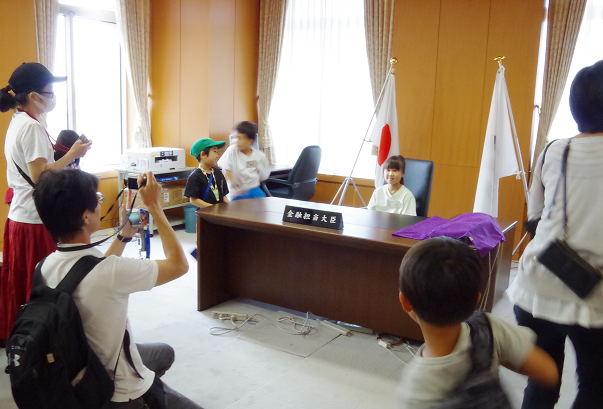 写真：大臣室見学の模様