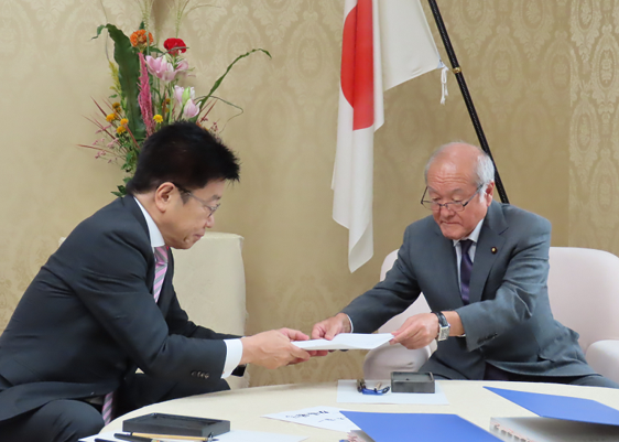 加藤大臣と鈴木前大臣の引継ぎの模様