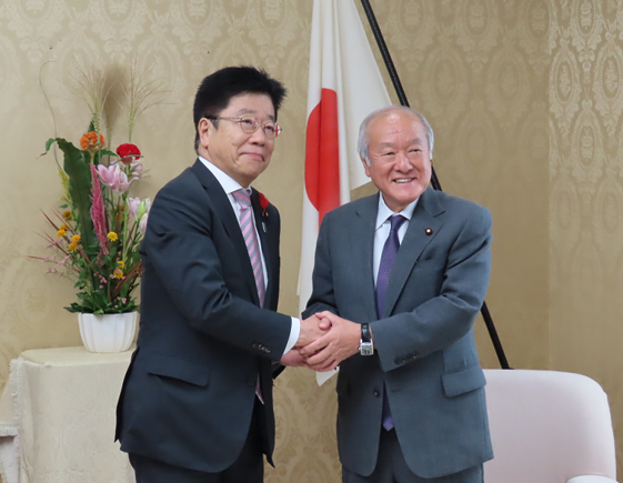 加藤大臣と鈴木前大臣の引継ぎの模様