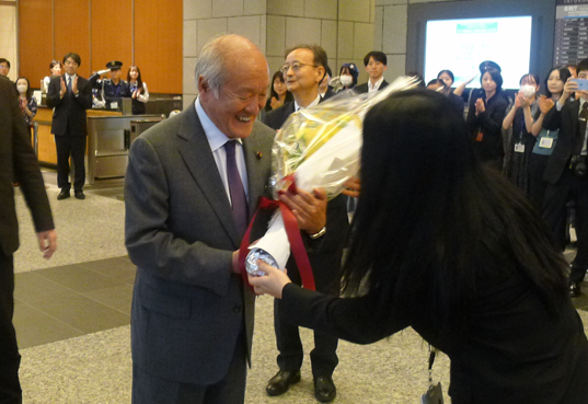 鈴木前大臣のお見送りの模様