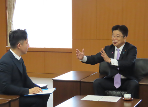 写真：インタビューの様子