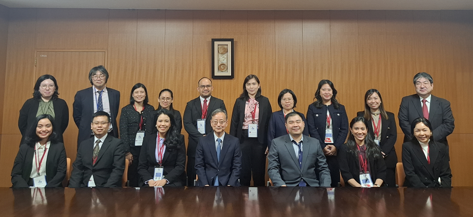 第24期研究員（前列６名及び後列中央７名）と井藤金融庁長官（前列中央） 及び当庁スタッフとの記念撮影