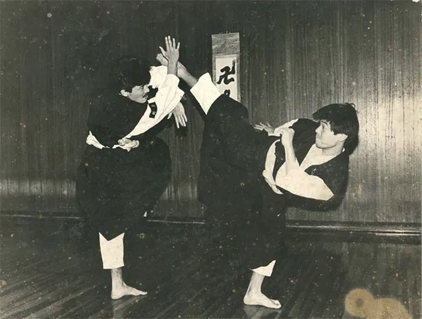 大学時代少林寺拳法部の瀬戸副大臣（写真左）