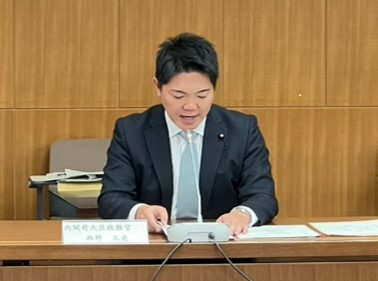 意見交換会で発言する西野大臣政務官