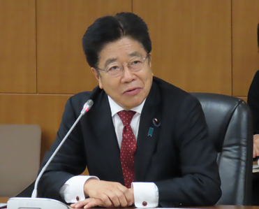 意見交換会で発言する加藤金融担当大臣