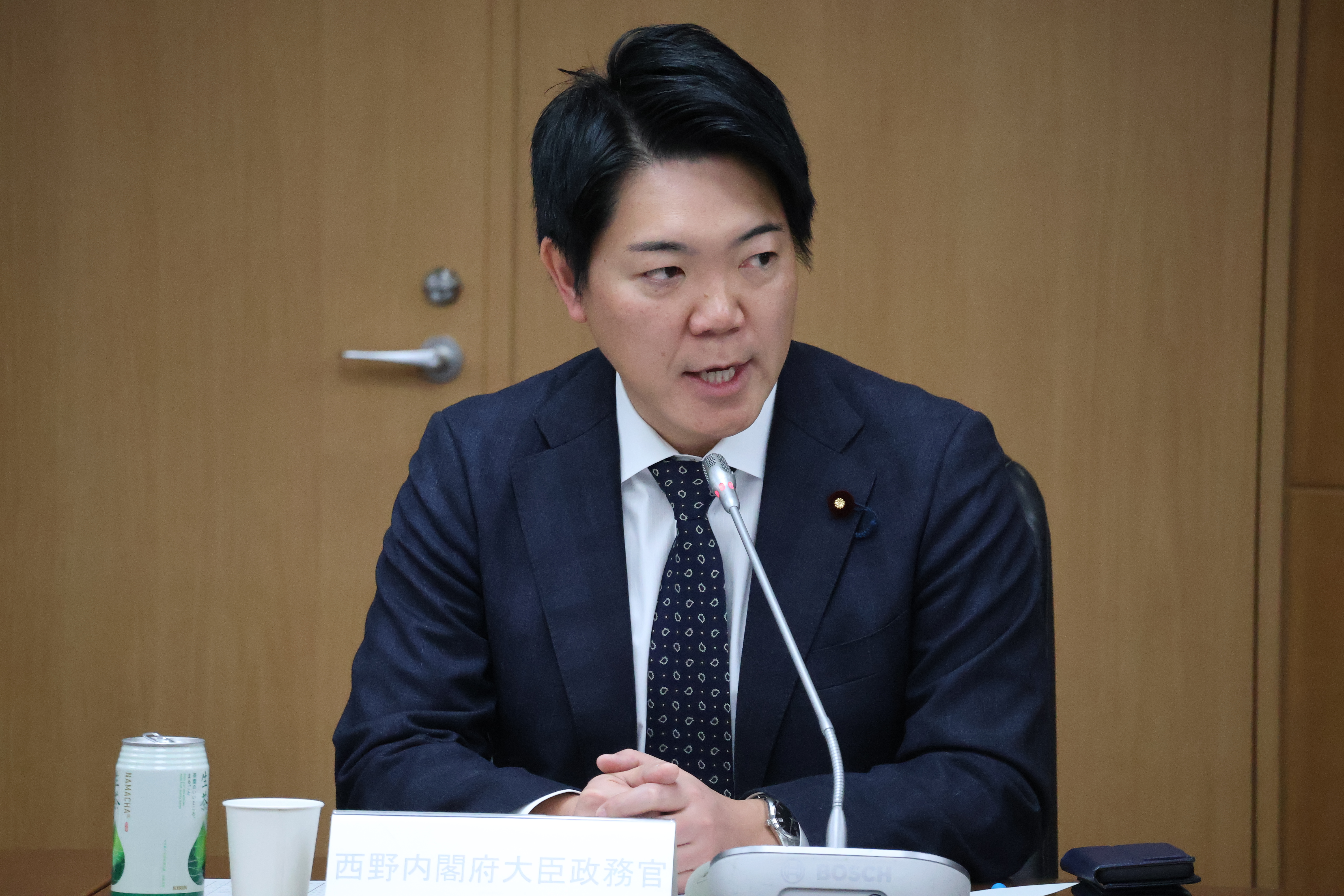 挨拶をする西野内閣府大臣政務官