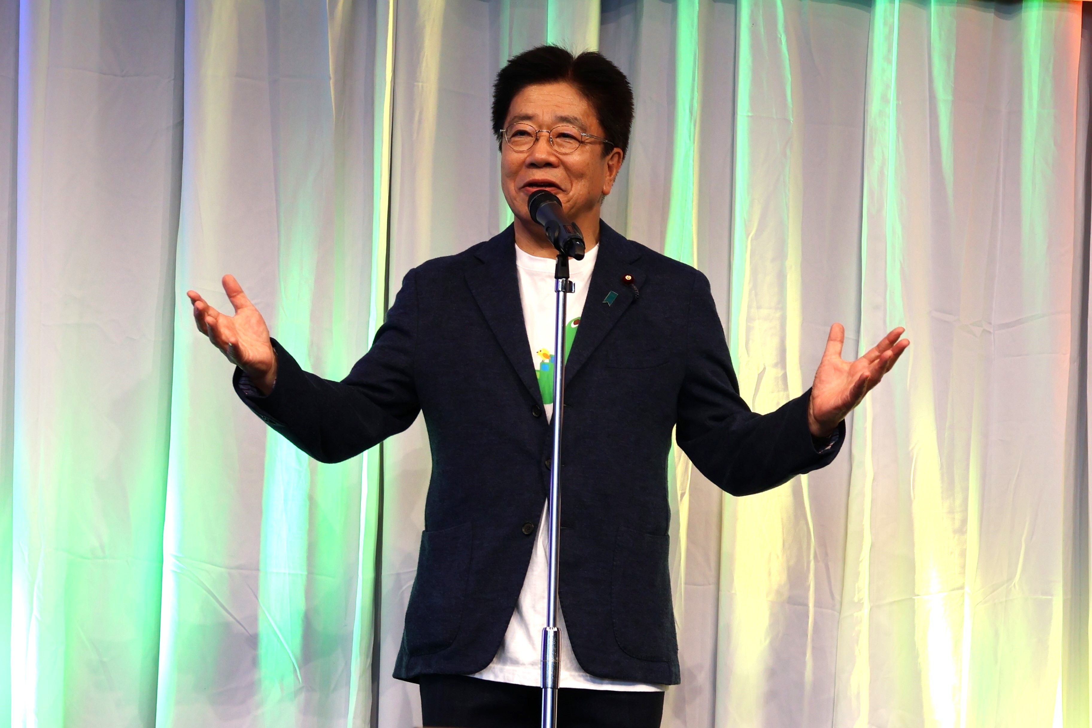 挨拶する加藤金融担当大臣