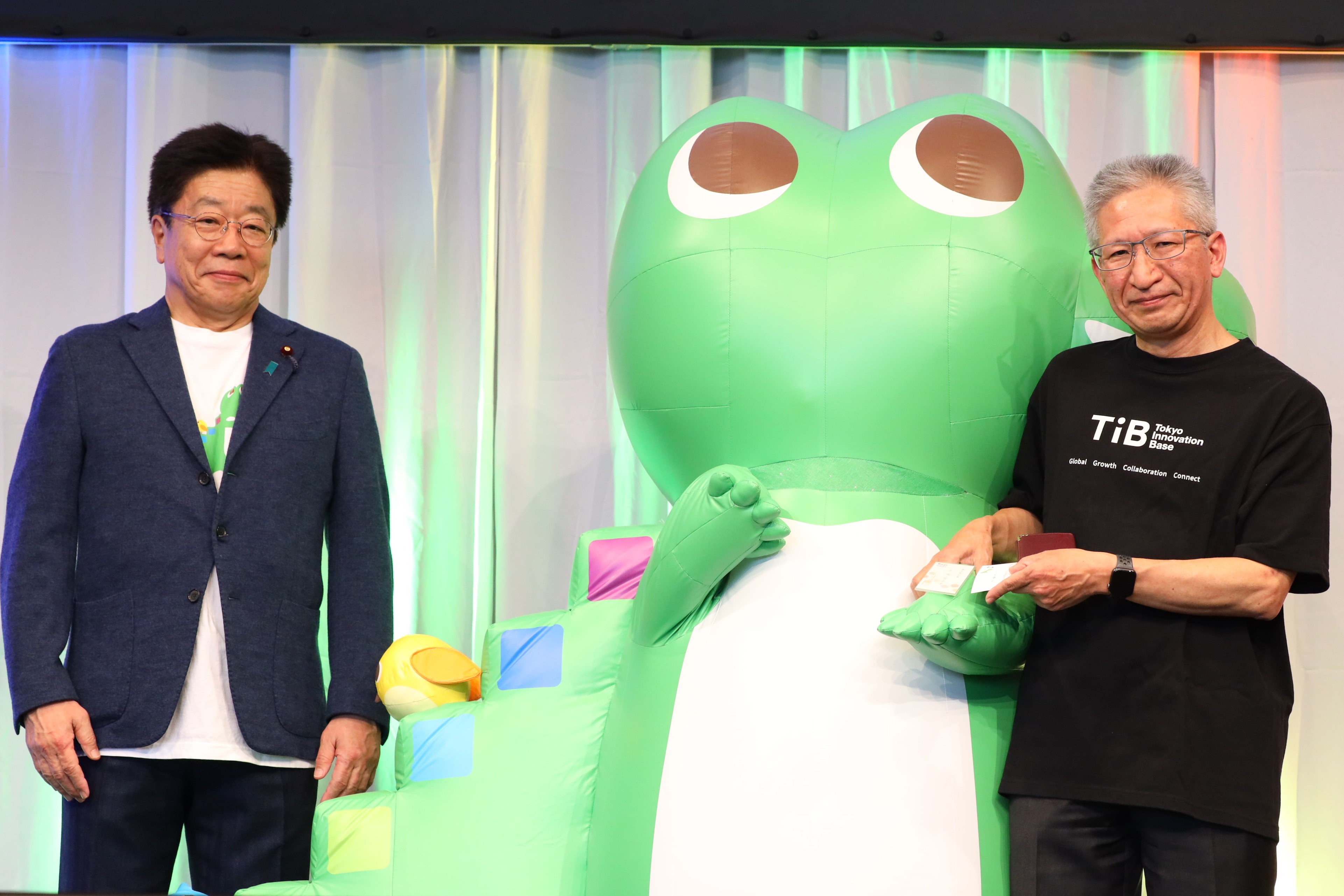 小池東京都知事の代理で中村東京都副知事がワニー参事官と名刺交換