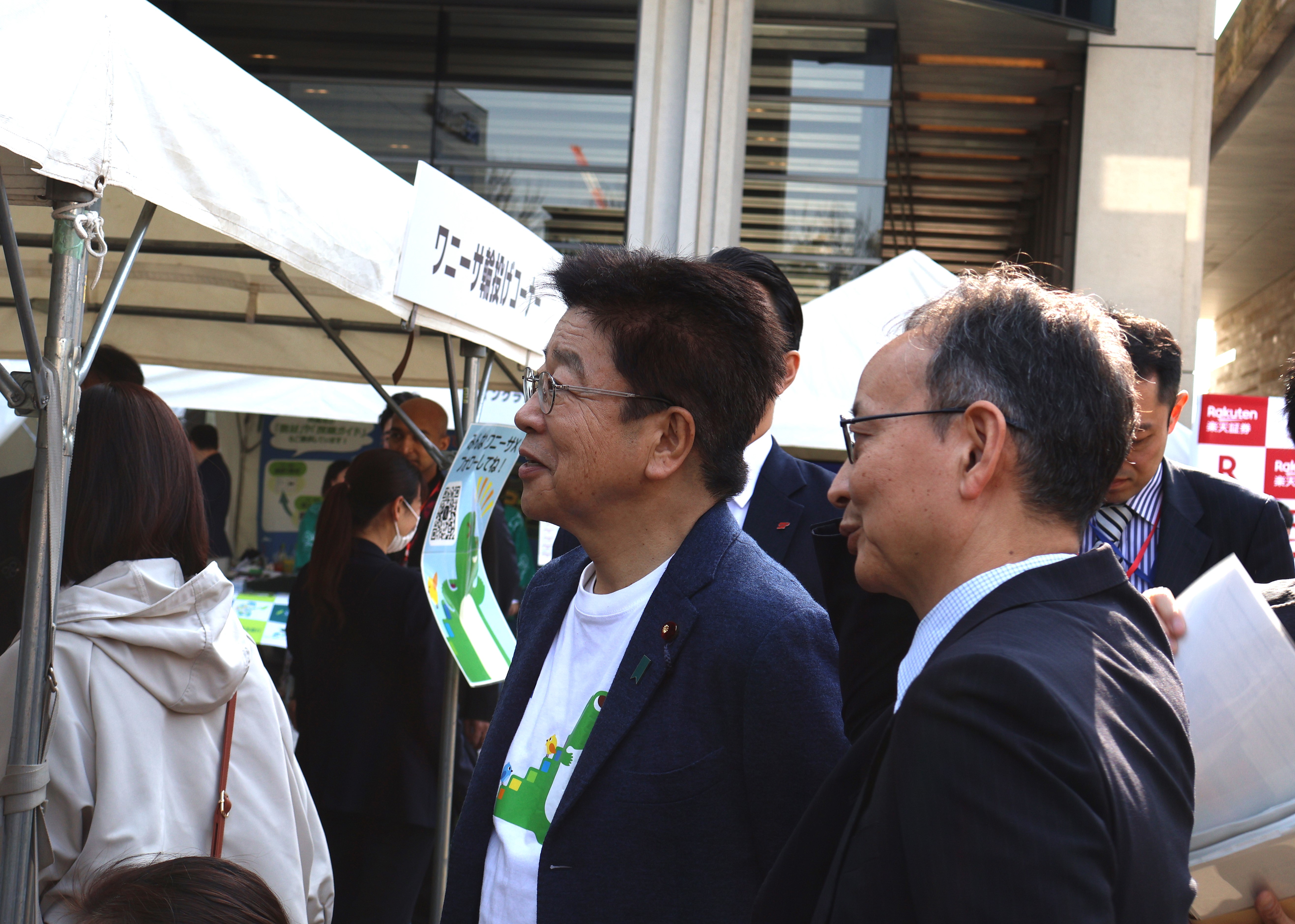 講義を視察する加藤金融担当大臣