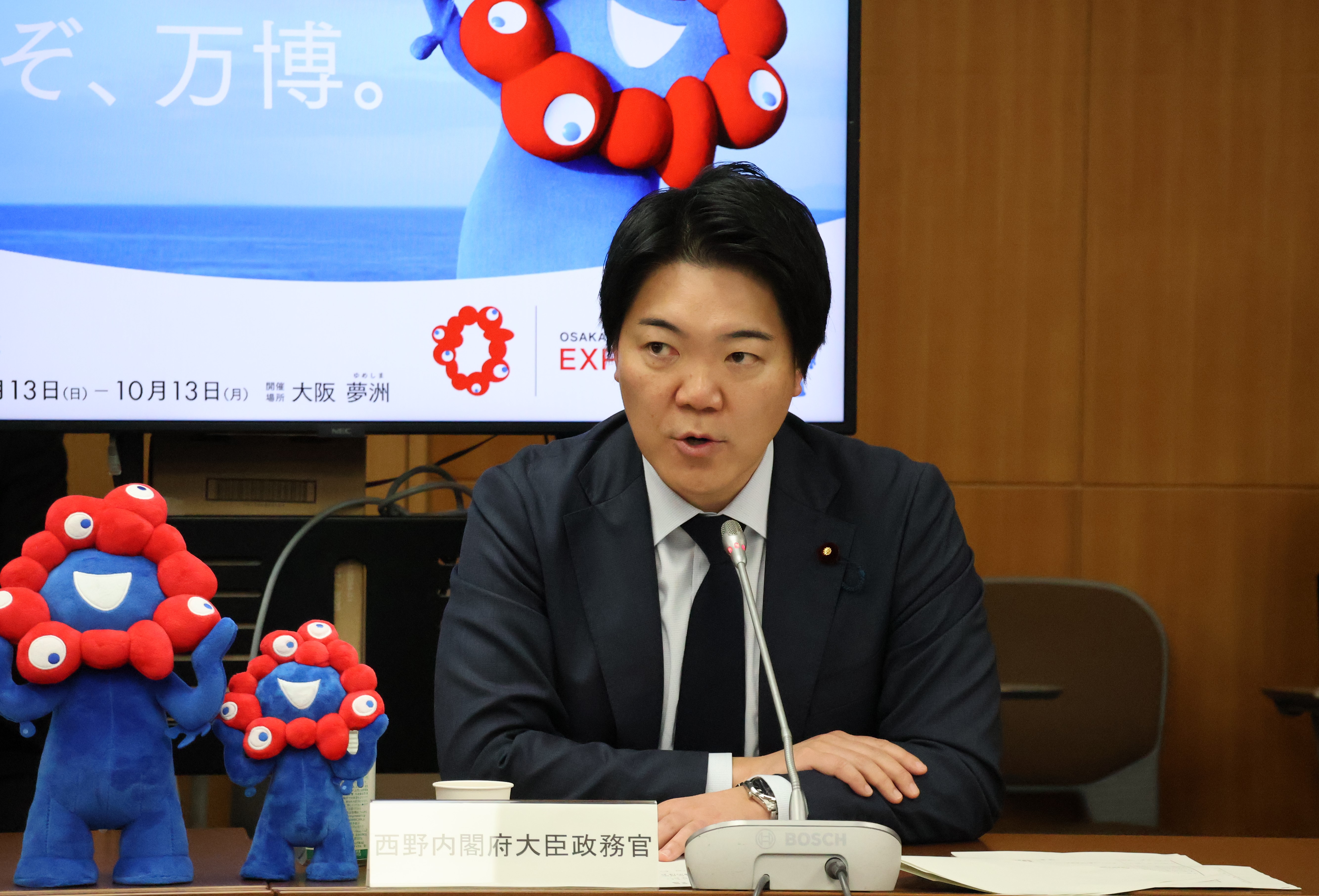 挨拶する西野大臣政務官